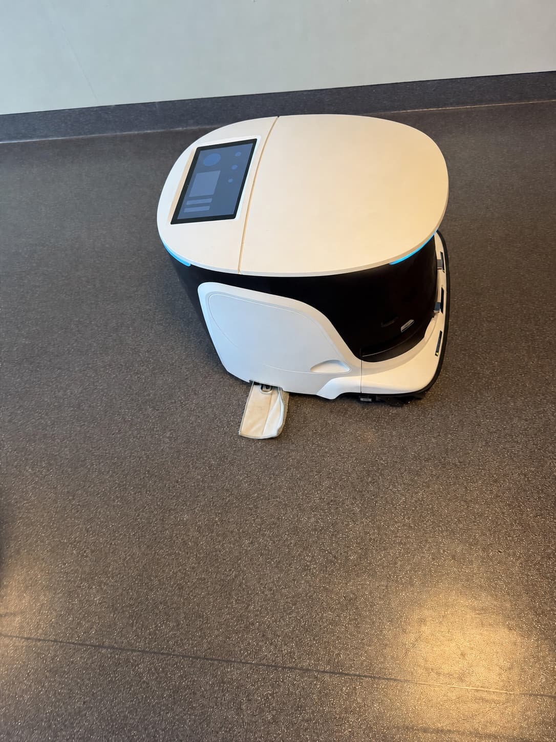 Kompakt autonom rengjøringsløsning med uttrukket kantmopp.