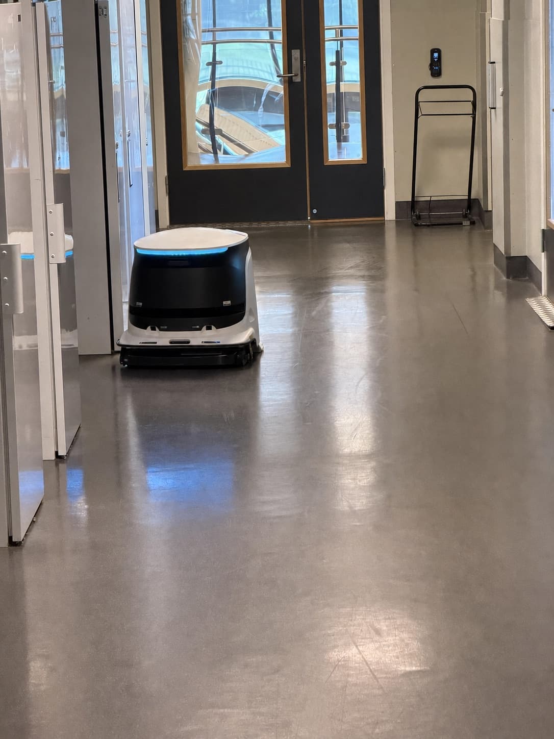 Kompakt autonom rengjøringsløsning i en lang korridor under feltutprøving.