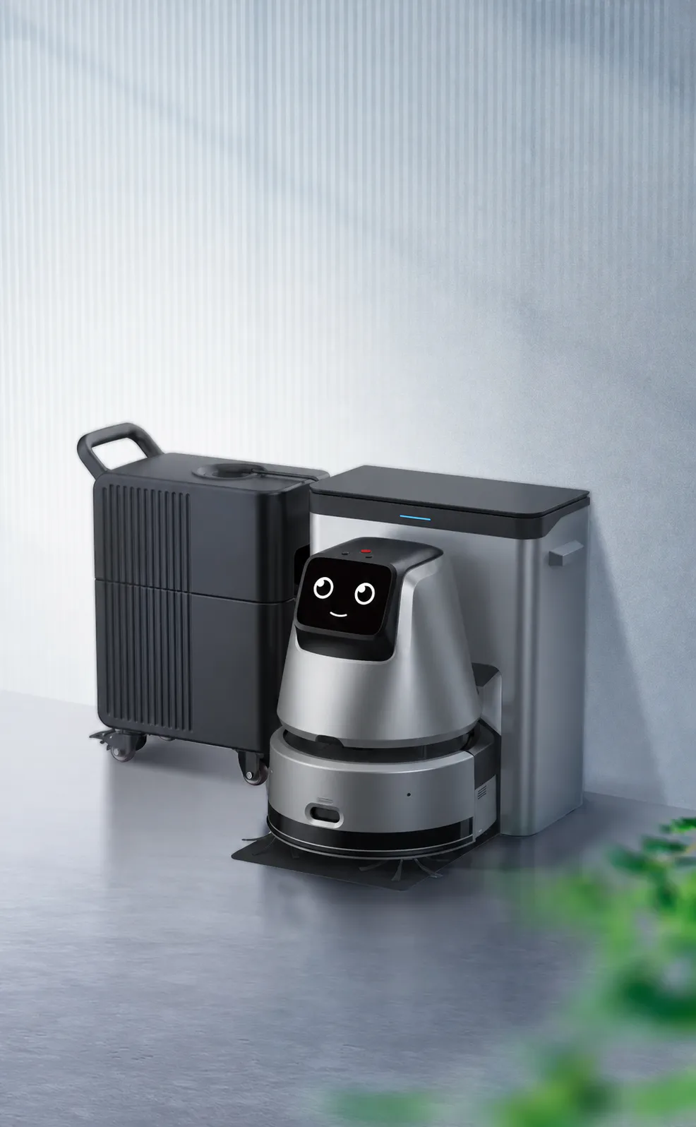 Autonom rengjøringsrobot ved en kombinert lade- og servicestasjon.