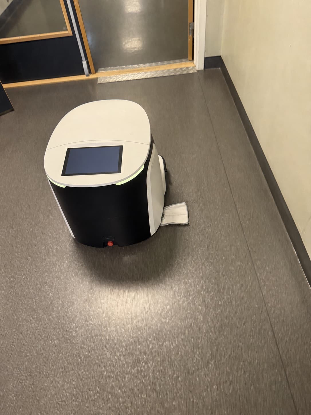 ONE S55 med kantmopp ved dørterskel og veggsone.